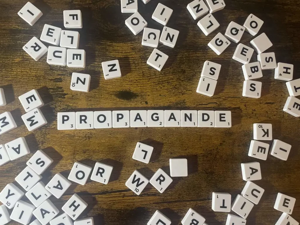 Propagande, lettre, scrabble
