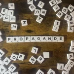 Propagande, lettre, scrabble