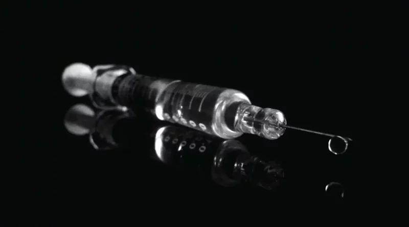 Seringue, aiguille, goutte