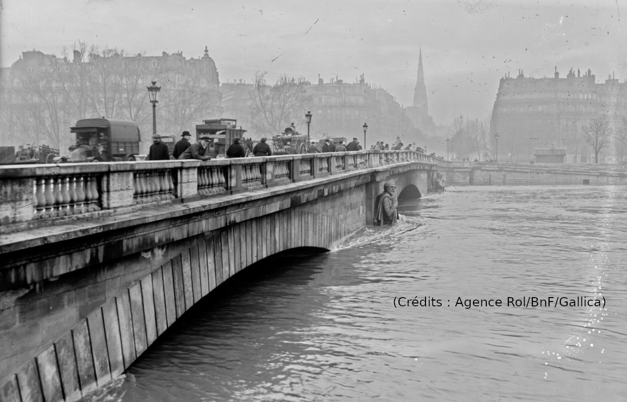 Quand la Seine déborde, Paris scrute le zouave