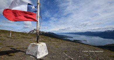 Le drapeau du Chili flotte au vent