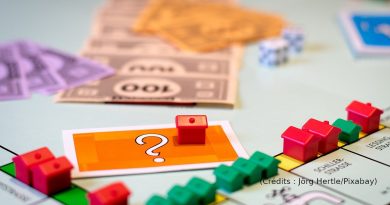 Un jeu de monopoly avec une carte chance