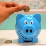 Cochon, tirelire, main