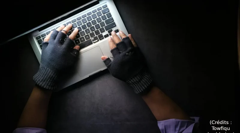 Main, mitaine, ordinateur