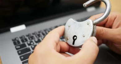 Mains, cadenas, ordinateur