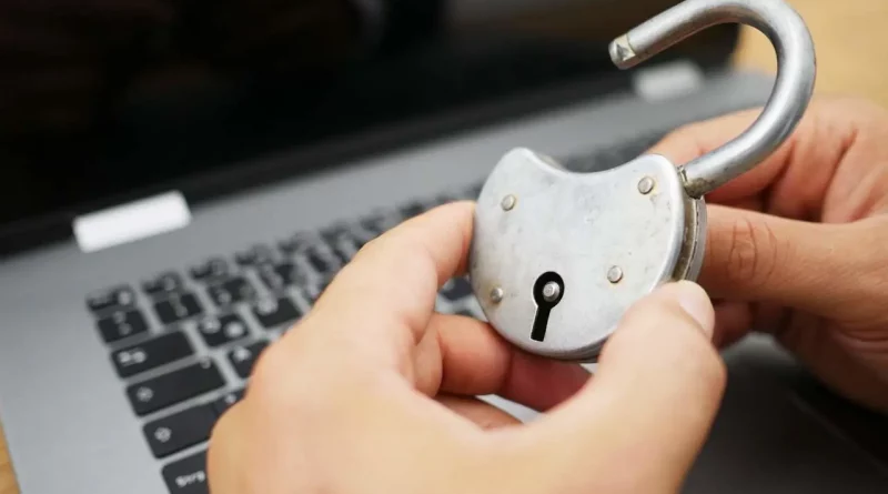 Mains, cadenas, ordinateur