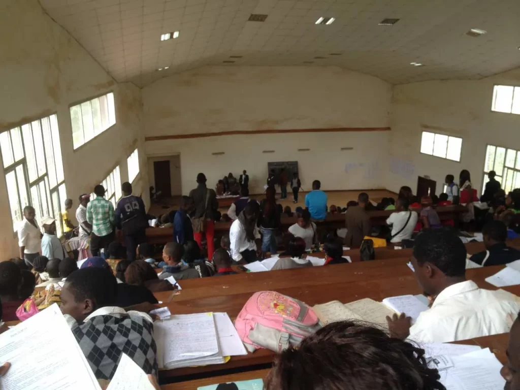 Amphi, Yaoundé, étudiants