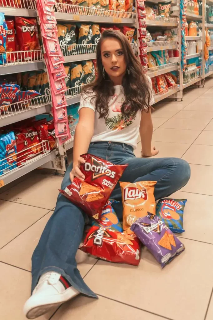 Chips, femme, supermarché