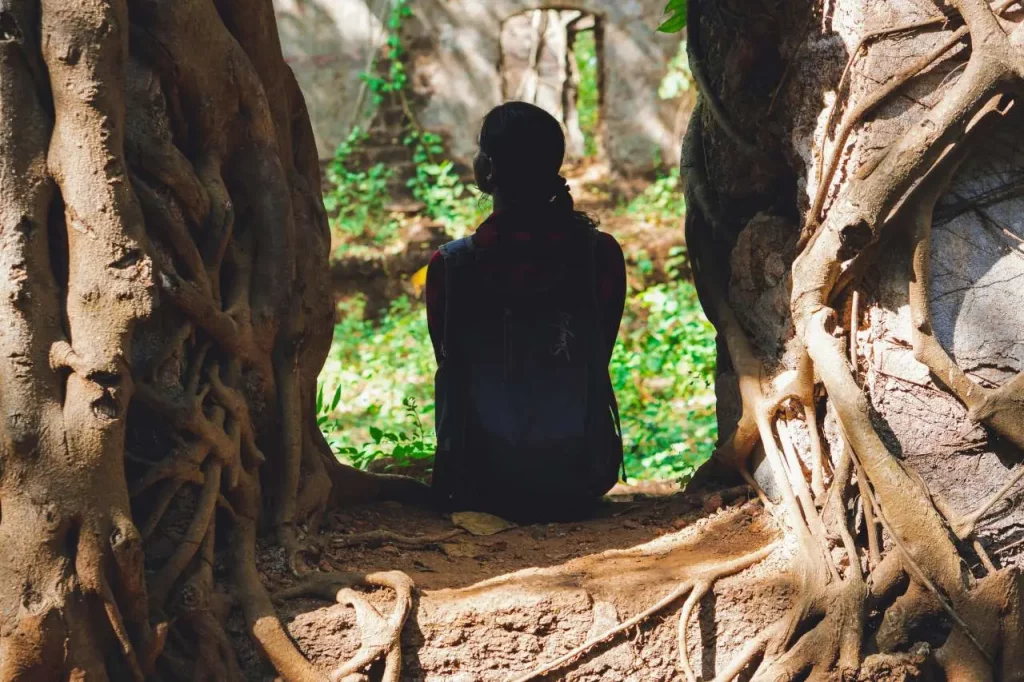 Arbre, femme, racines