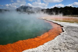 Souffre, lac, fumée