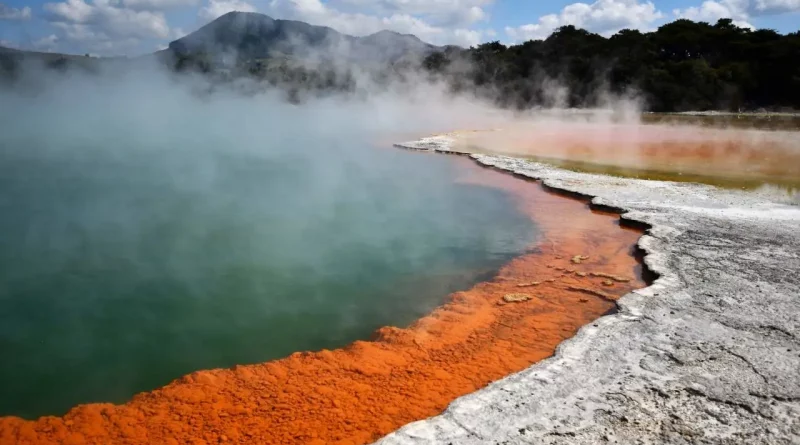Souffre, lac, fumée