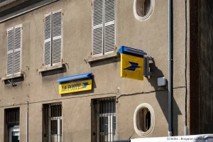 la poste, banque, mur