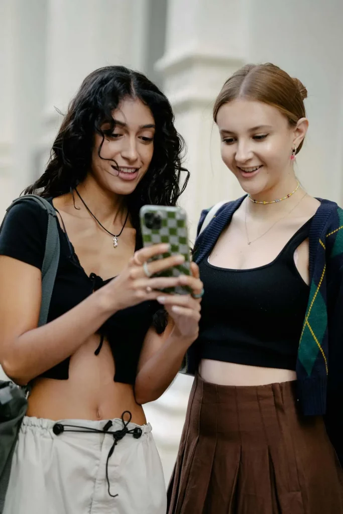 Femmes, smartphone, communication