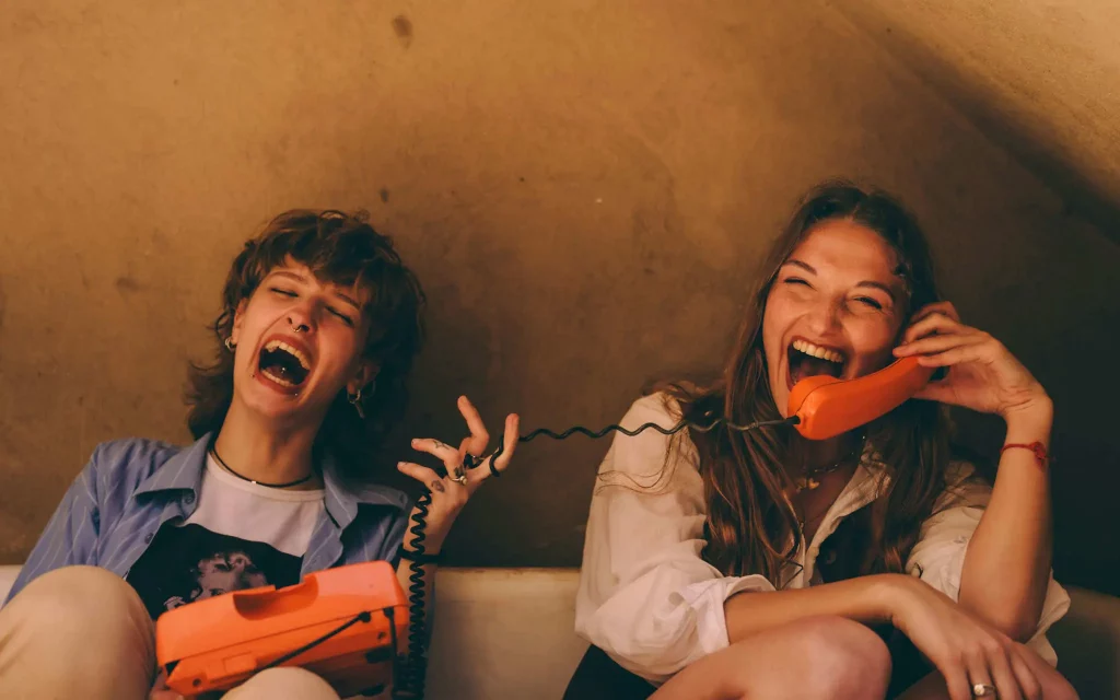 Femmes, rire, téléphone